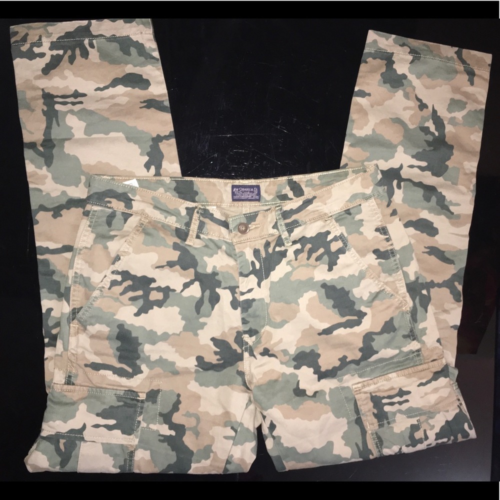 Men’s Levi’s camouflage cargo pants
